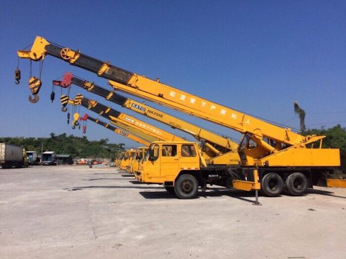 Xe cẩu Kato được ứng dụng trong việc bốc xếp hàng hóa 