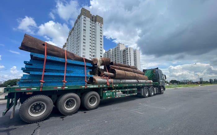 Cho thuê xe đầu kéo gắn cẩu đời mới uy tín tại TPHCM