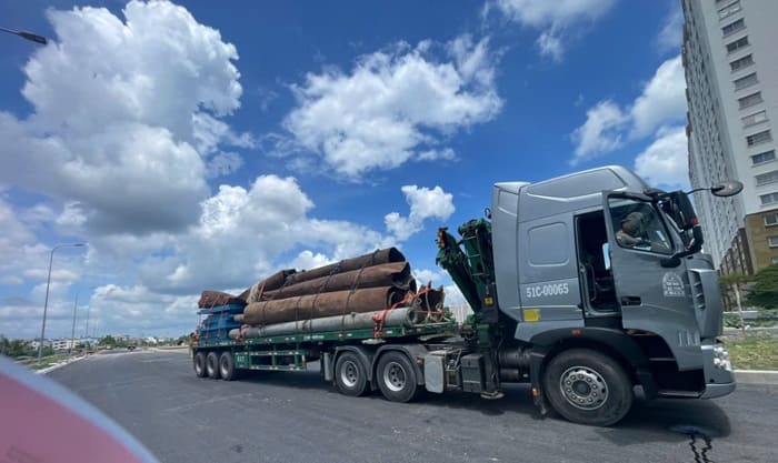 Cho thuê xe đầu kéo gắn cẩu đời mới uy tín tại TPHCM