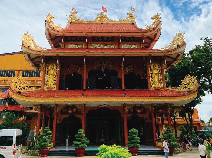 Top 10 Địa Danh Nổi Tiếng Ở Hóc Môn Phải Đến Thăm 7 Chùa Pháp Bửu được biết đến là địa điểm nổi tiếng trong top 10 địa danh nổi tiếng ở Hóc Môn