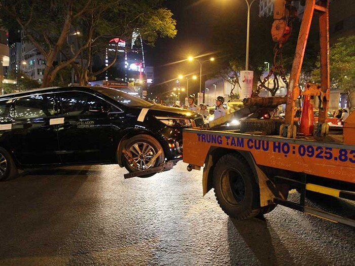 Cảnh sát giao thông có được phép cẩu xe vi phạm không?
