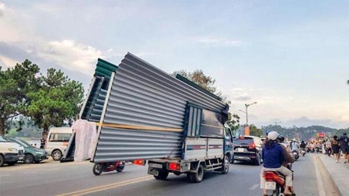 Tìm hiểu chở hàng cồng kềnh phạt bao nhiêu 2025 7 Giải đáp: Chở hành cồng kềnh phạt bao nhiêu