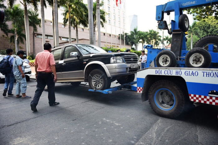 Khi bị cẩu xe phạt bao nhiêu?