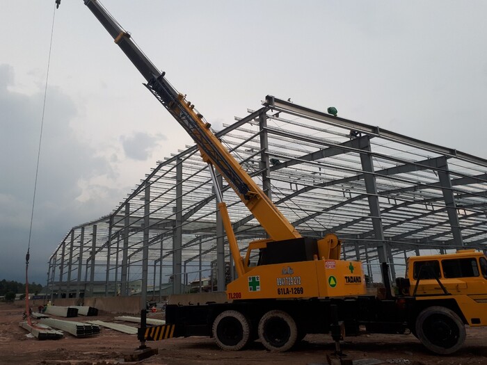 Thuê xe cẩu 25 tấn - đáp ứng tốt nhu cầu của người dùng